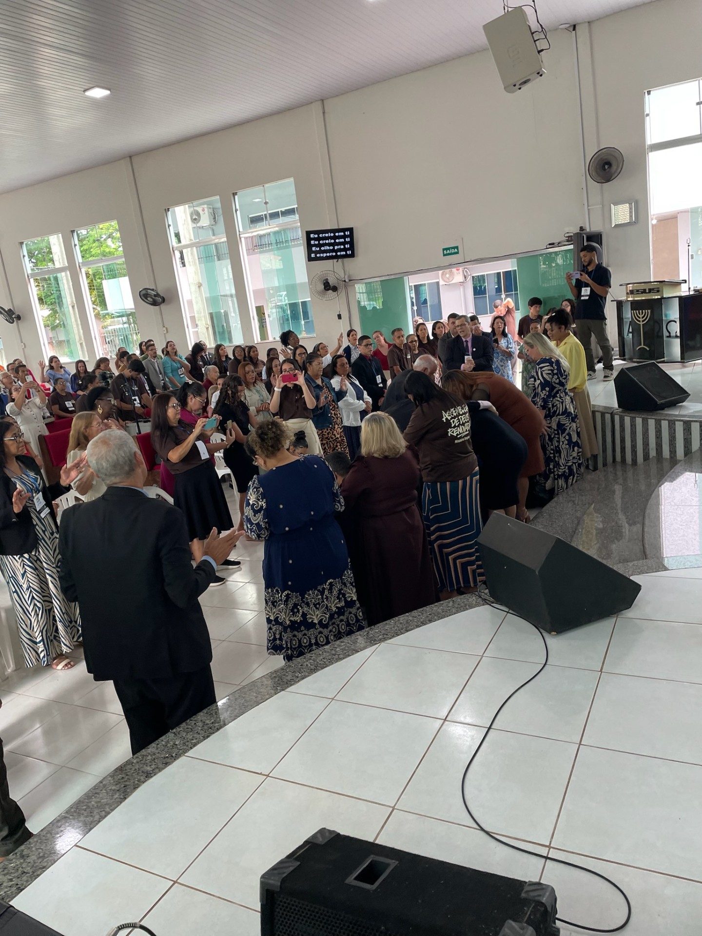 Congregação em louvor