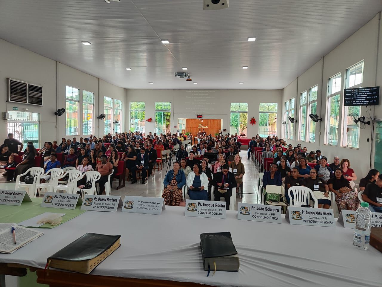 Assembleia geral com mesa diretora